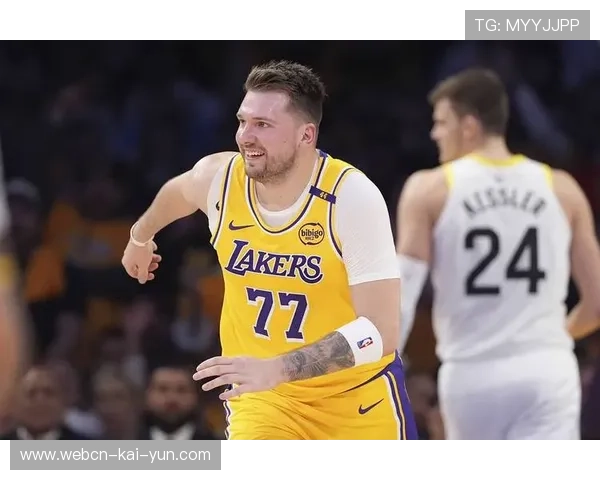 洛杉矶湖人最后30秒：卢卡·东契奇空位三分犹豫，教练席表情太真实